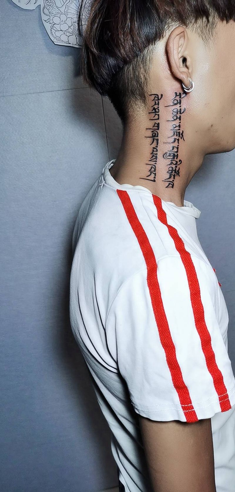 脖子 藏文  生死有命富贵在天纹身图片_图腾纹身图案