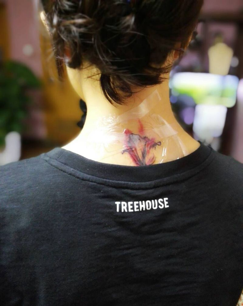 郁金香纹身图片_颈部欧美植物成品纹身图案