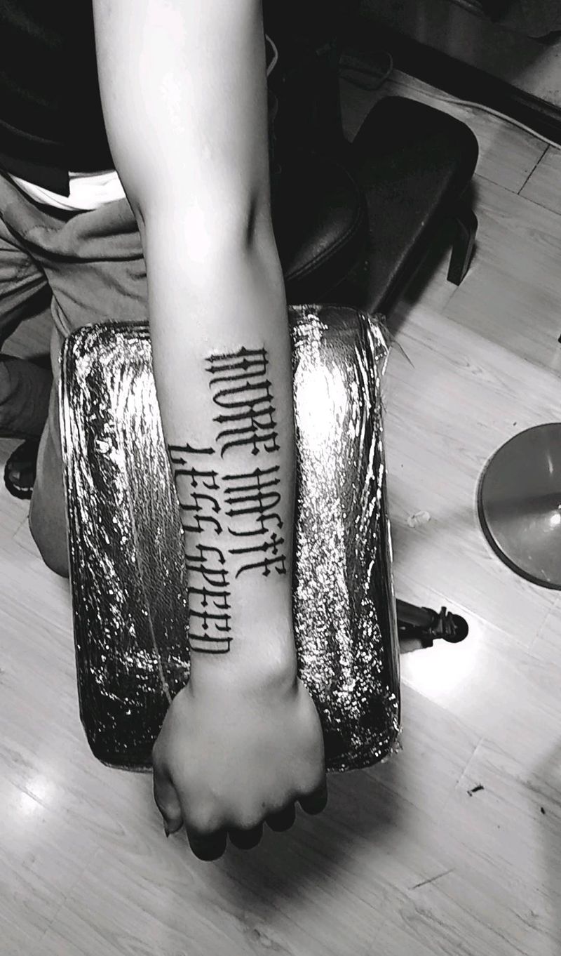 花体字纹身图片_手臂花体字纹身图案