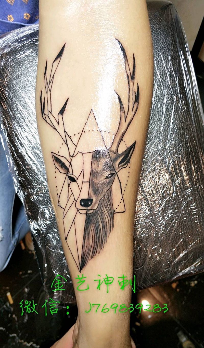 鹿头纹身图片_手部写实动物成品纹身图案