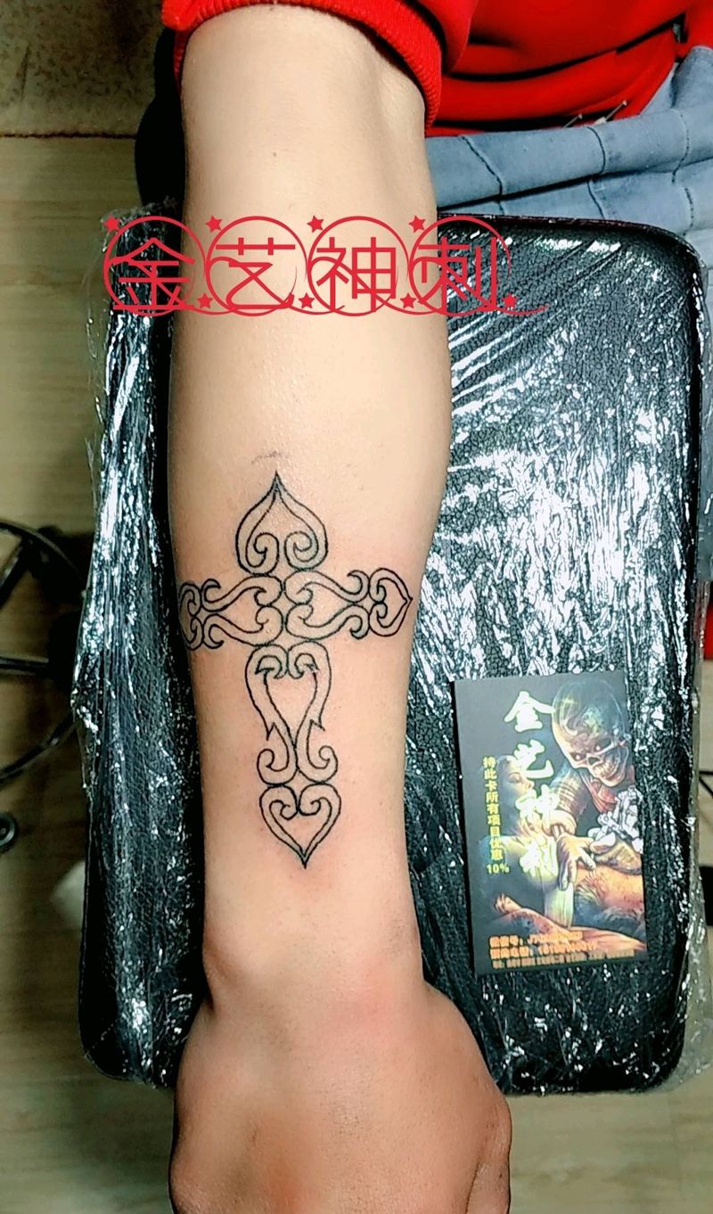 线条十字架纹身图片_手臂清新原创成品纹身图案