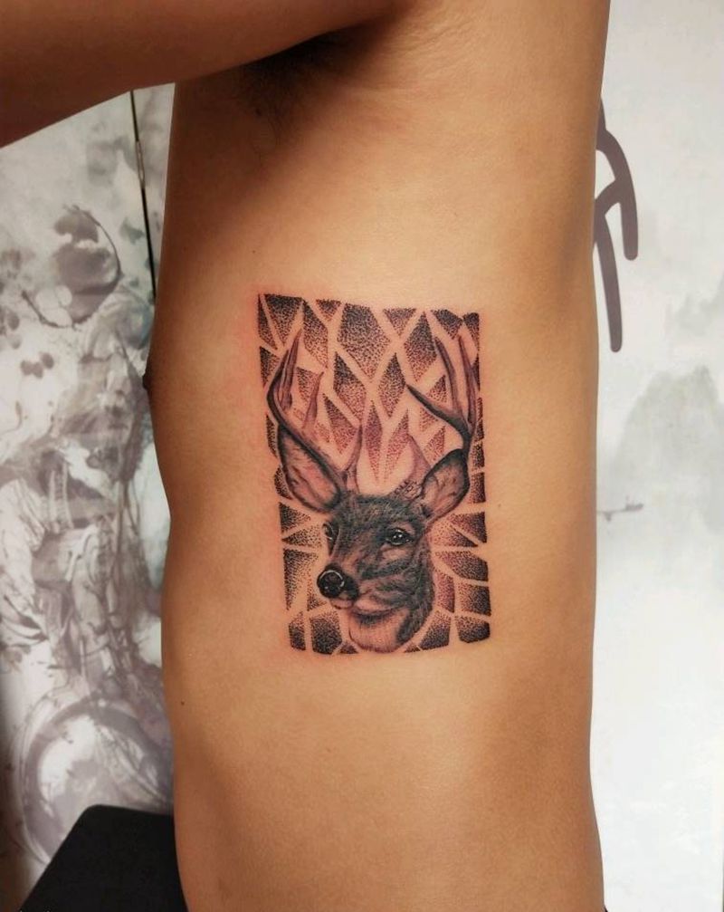 鹿纹身图片_腰部点刺写实纹身图案