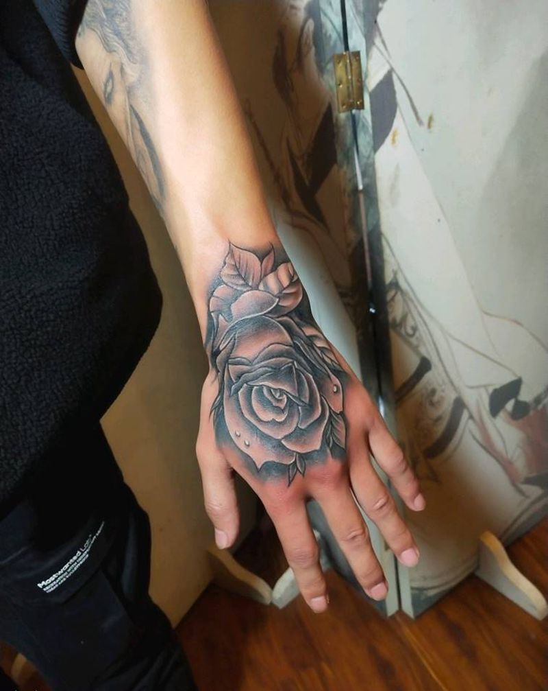 玫瑰纹身图片_手部欧美写实纹身图案