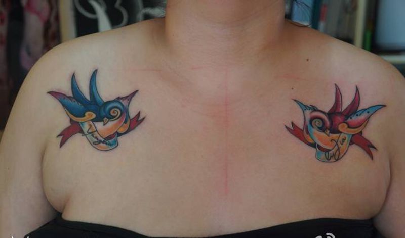 燕子肩花纹身图片