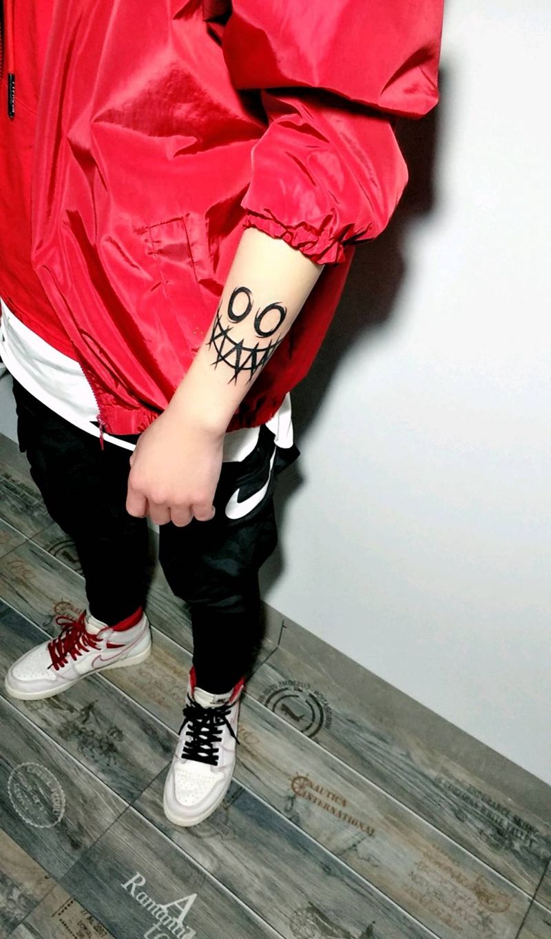 笑脸  英文字母纹身图片_手臂图腾纹身图案