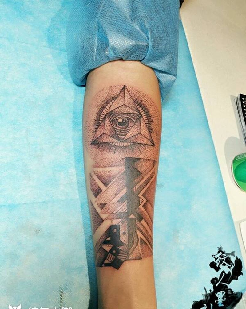 上帝之眼纹身图片_手臂欧美宗教昆明云南纹人墨刻点刺成品纹身图案