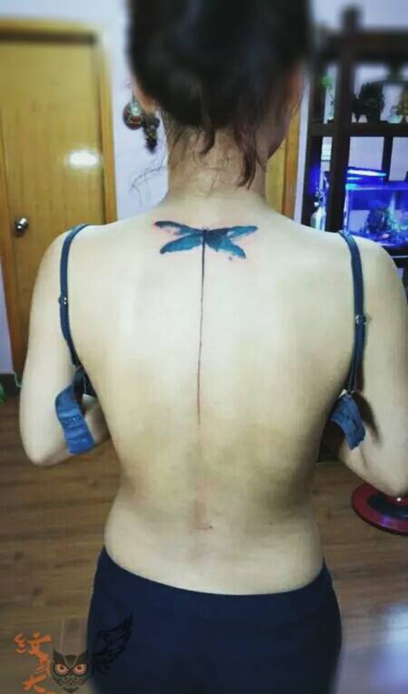 化蝶纹身图片_背部清新动物纹身图案