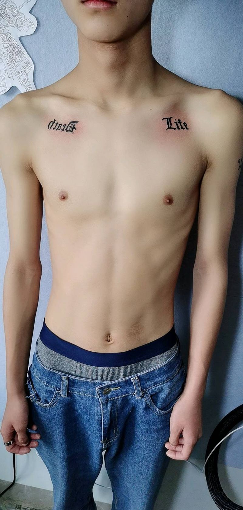 字母纹身图片_胸部点刺花体字纹身图案