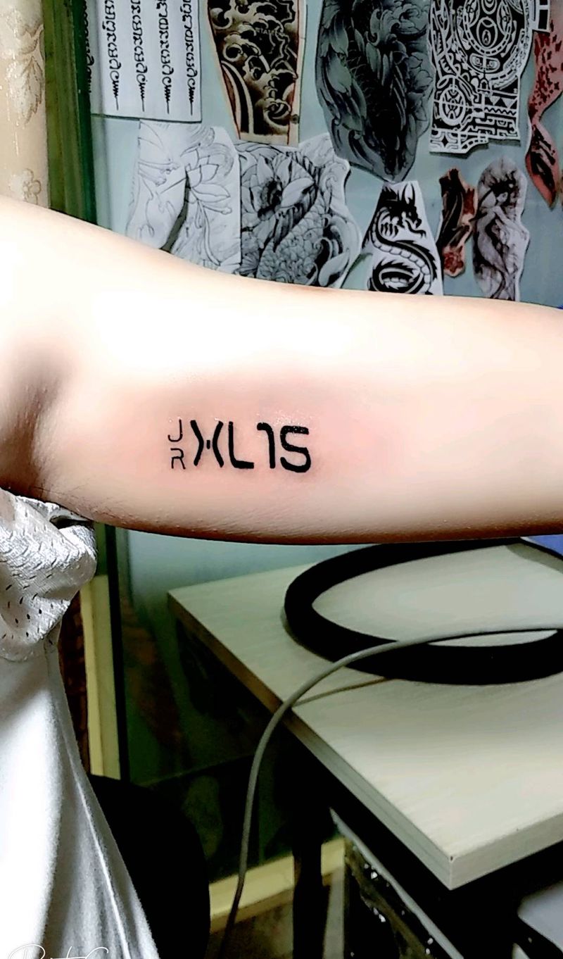 字母纹身图片_手臂新传统纹身图案