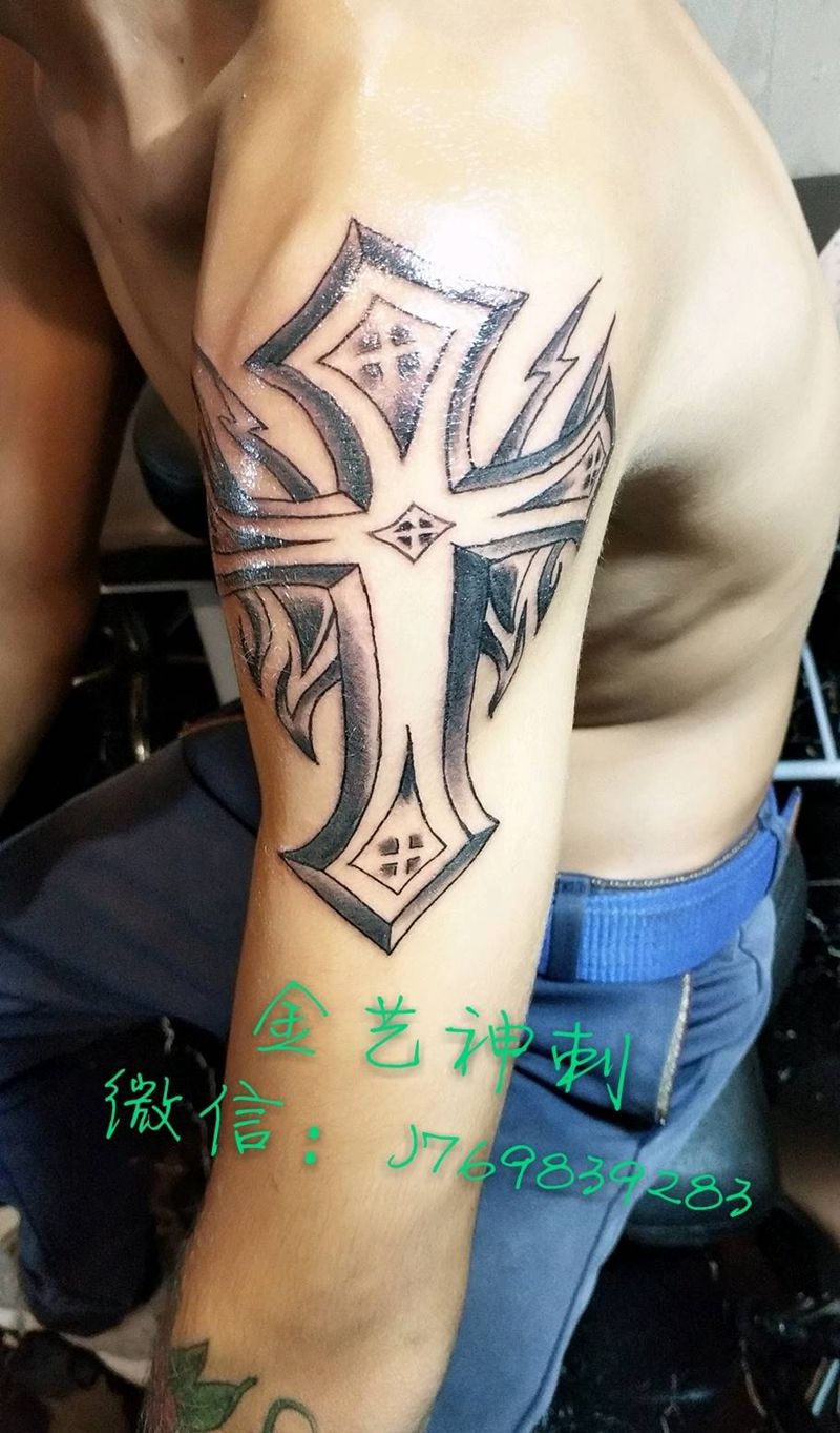 十字架纹身图片_手臂写实图腾成品纹身图案