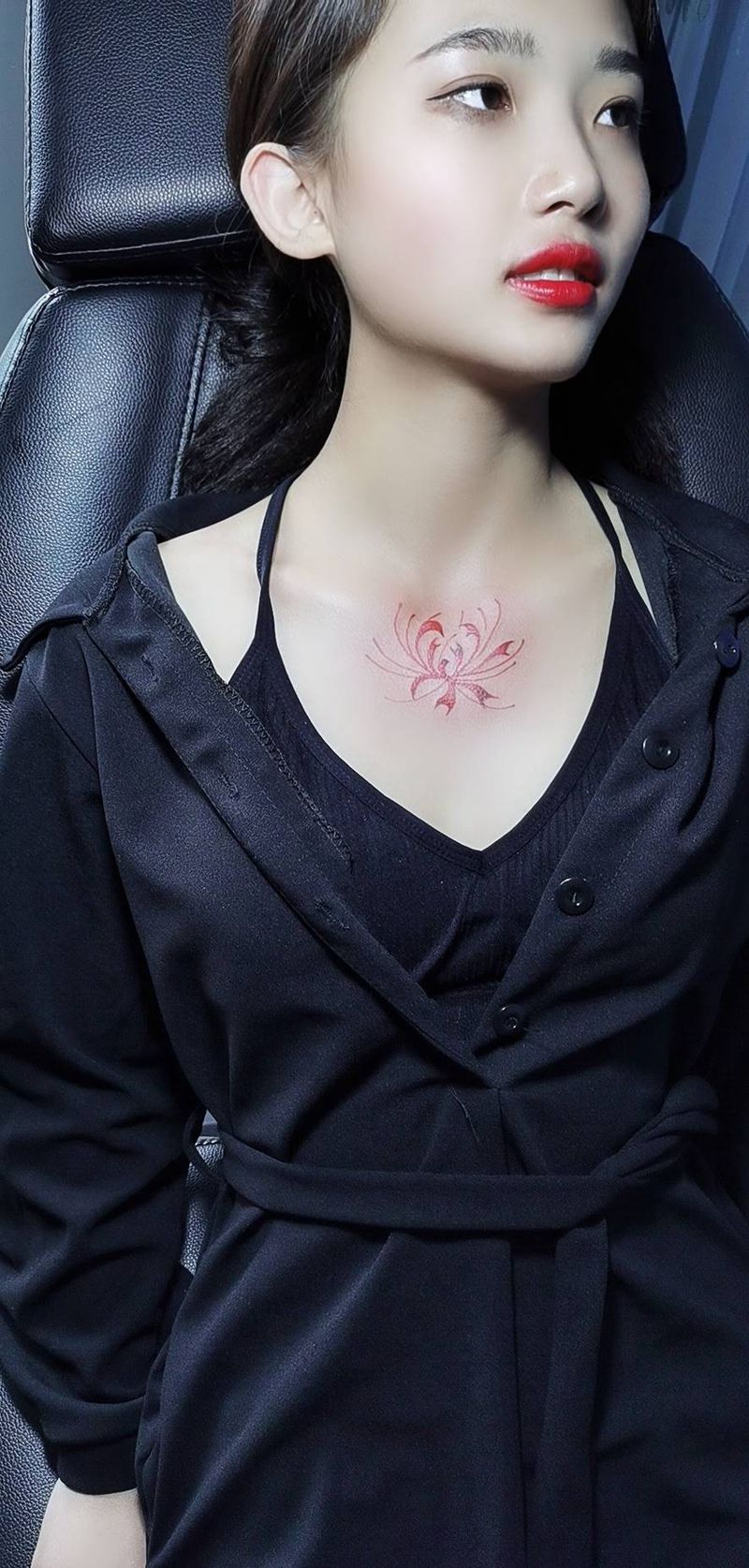 胸口  彼岸花纹身图片_胸部水彩纹身图案