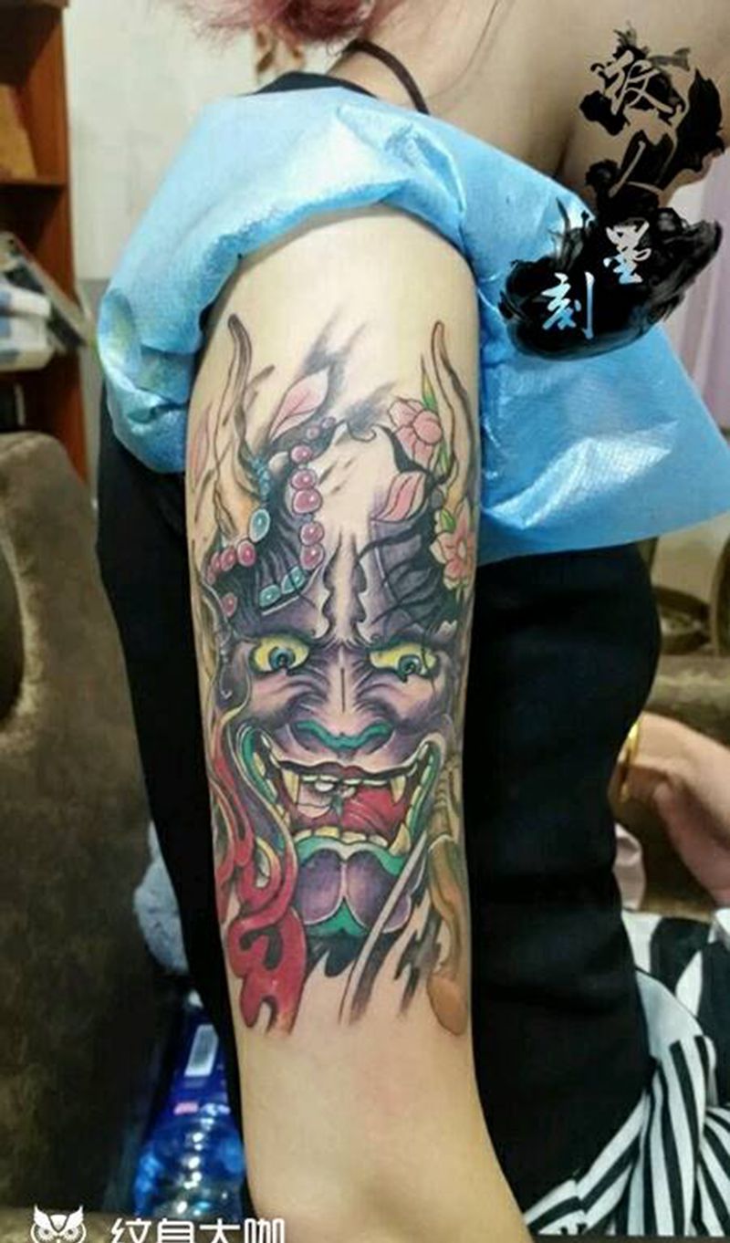 大臂般若纹身图片_手臂传统鬼神昆明云南纹人墨刻成品纹身图案