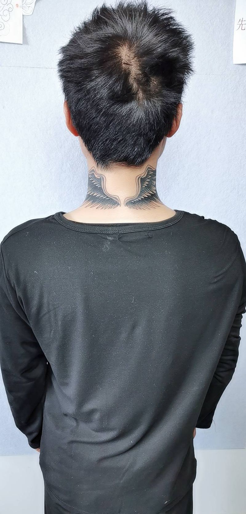 翅膀纹身图片_颈部纹身图案