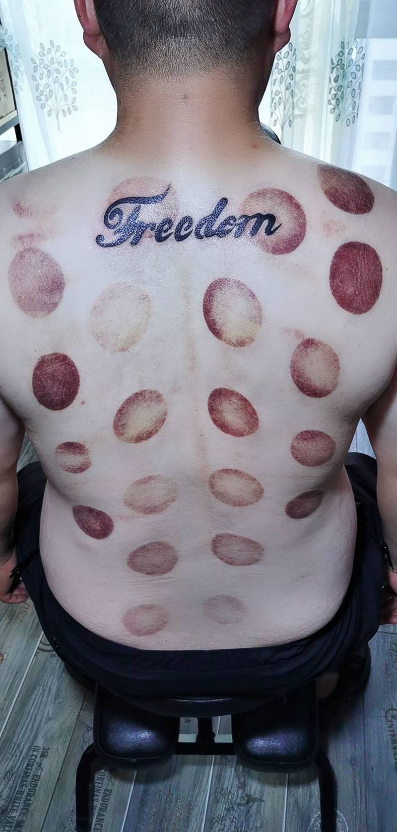 小字母纹身图片_背部纹身图案