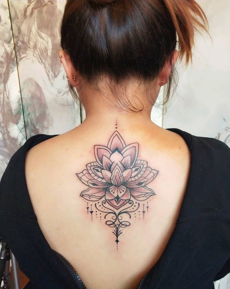 繁花纹身图片_背部点刺纹身图案