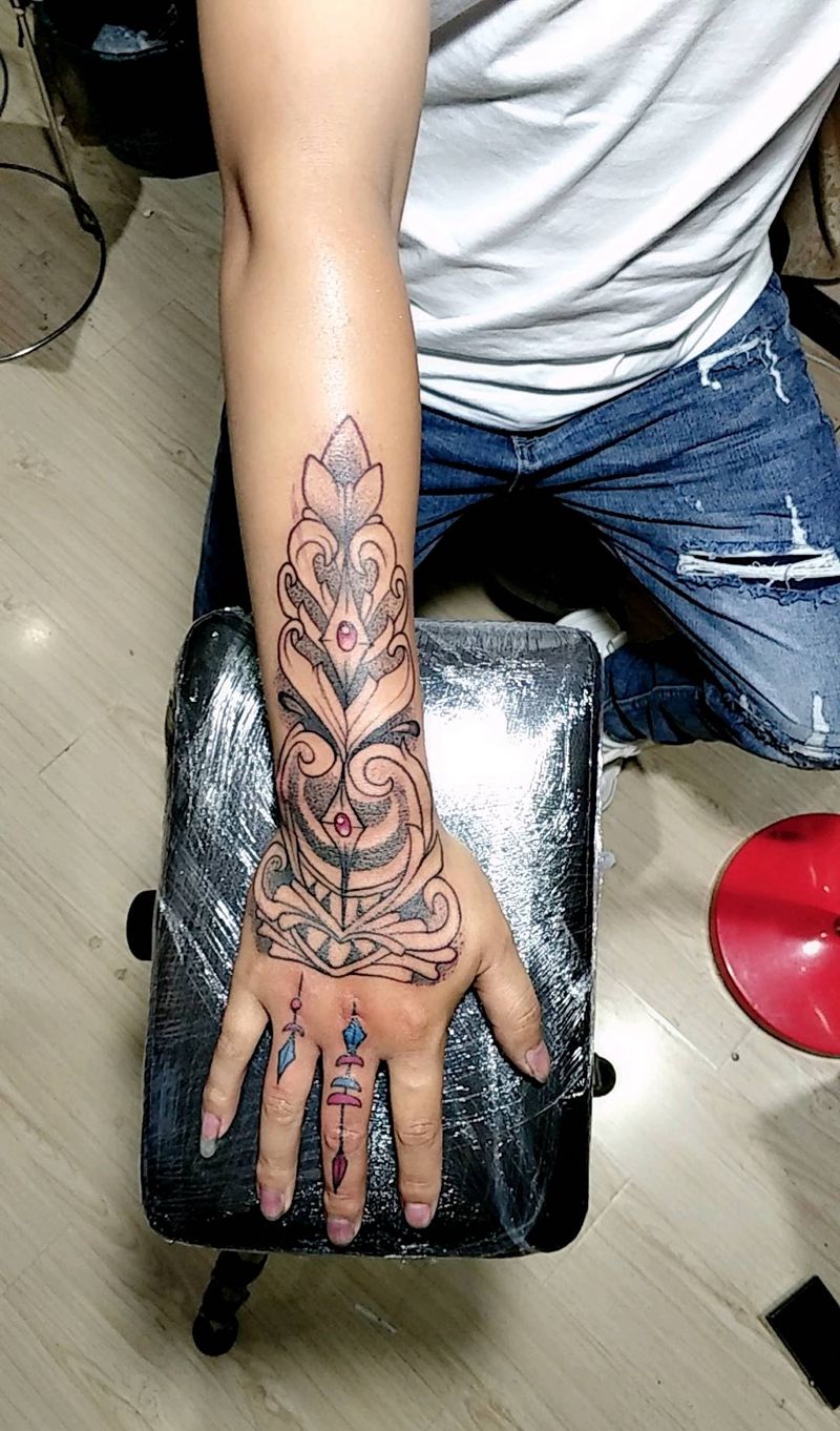 点刺纹身图片_手臂手部几何点刺纹身图案