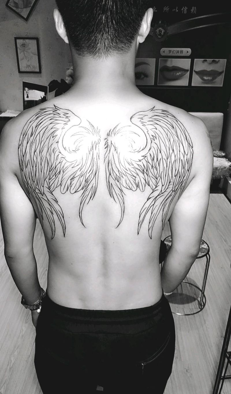 线条翅膀纹身图片_背部新传统纹身图案