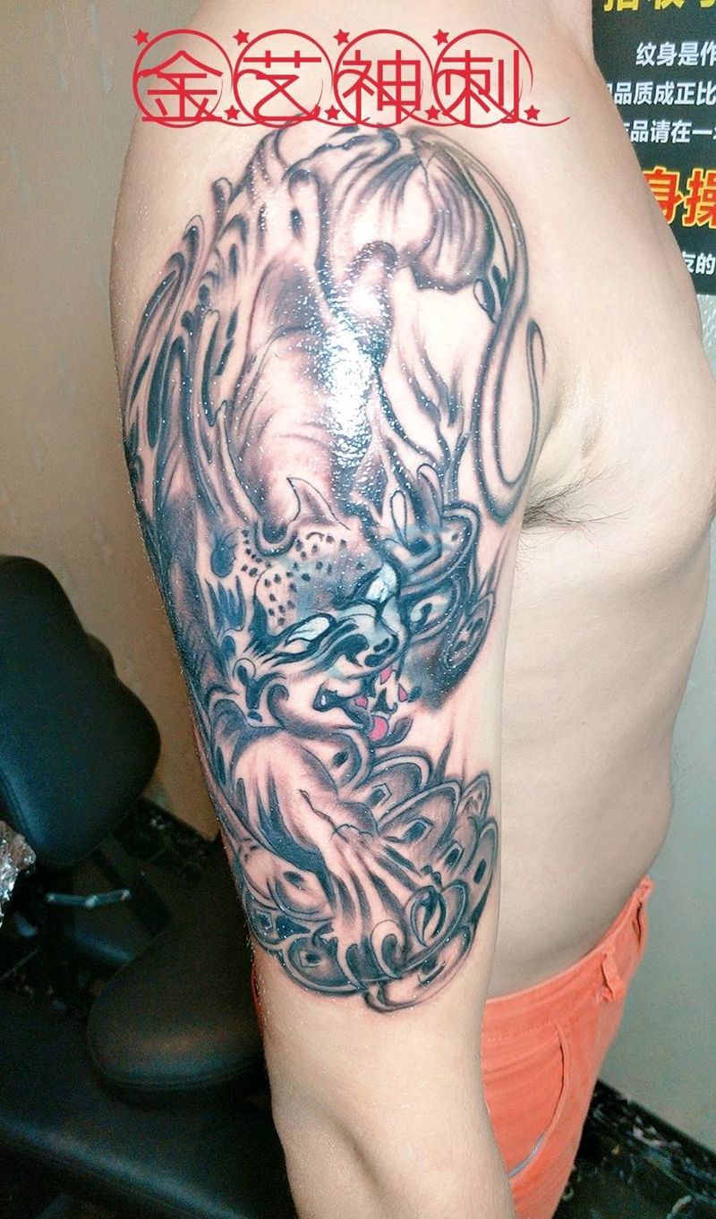 大臂貔貅遮盖纹身图片_手臂习俗动物成品纹身图案