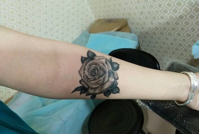 玫瑰纹身图片_手臂New School纹身图案