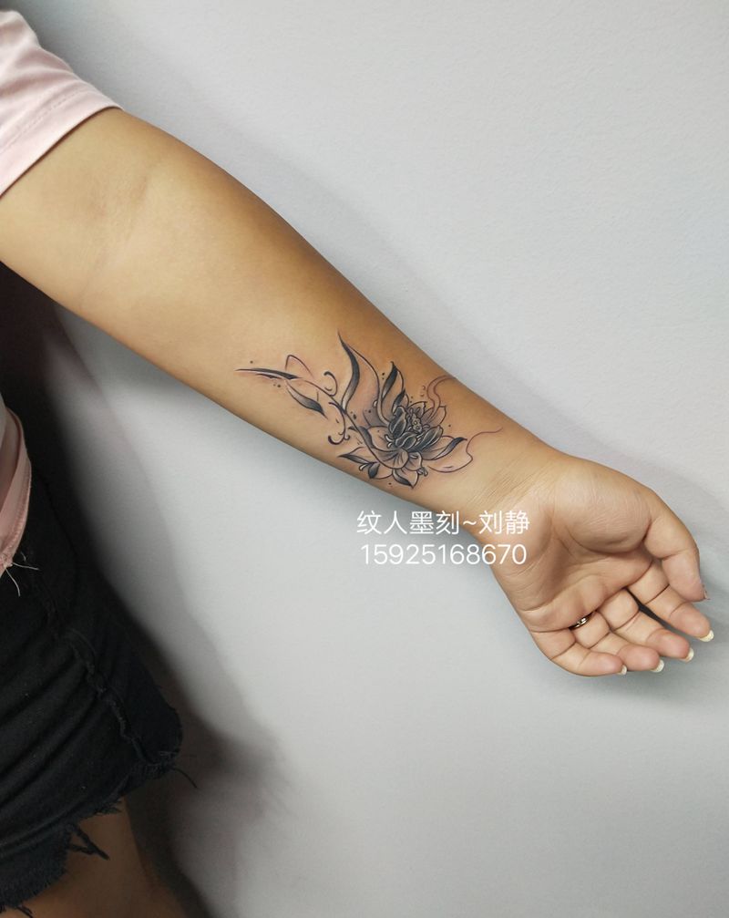 荷花纹身图片_手臂新传统水墨纹身图案