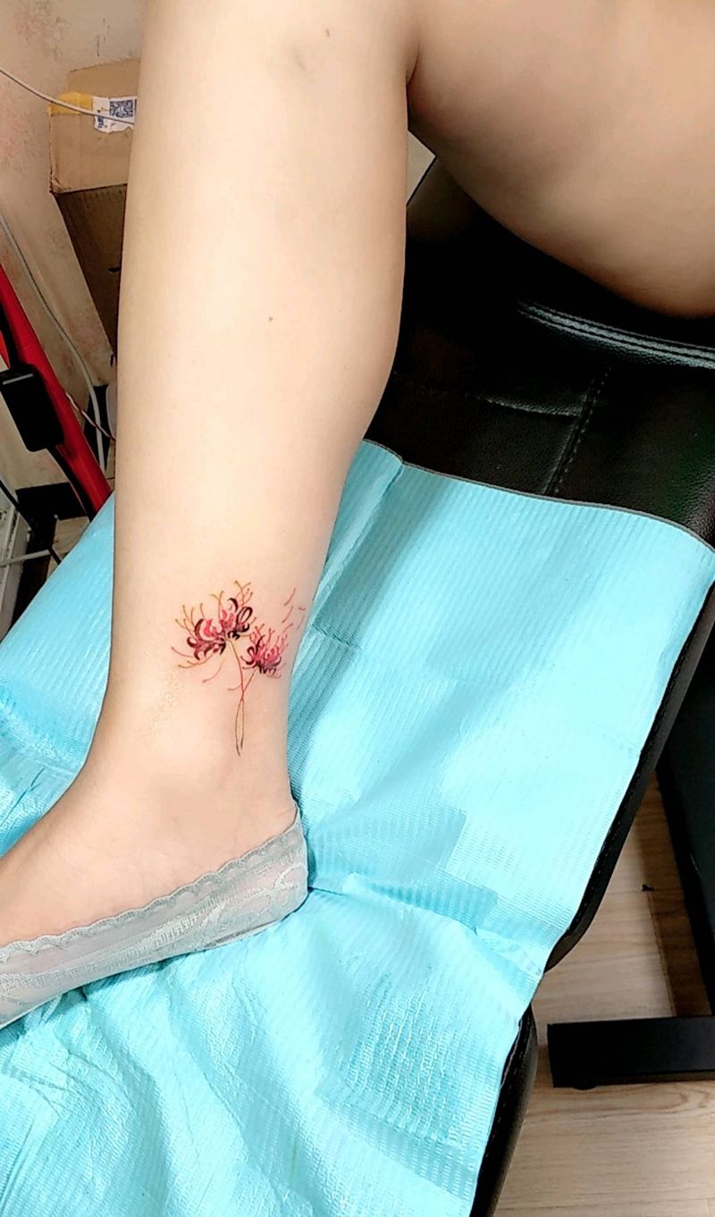 彼岸花纹身图片_脚部水彩纹身图案