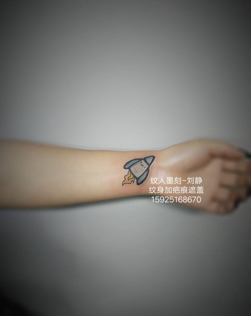 小飞机纹身图片_手部New School遮盖纹身图案