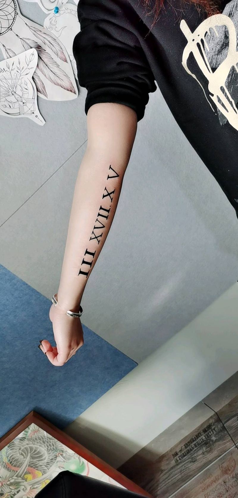 罗马数字纹身图片_手臂点刺纹身图案