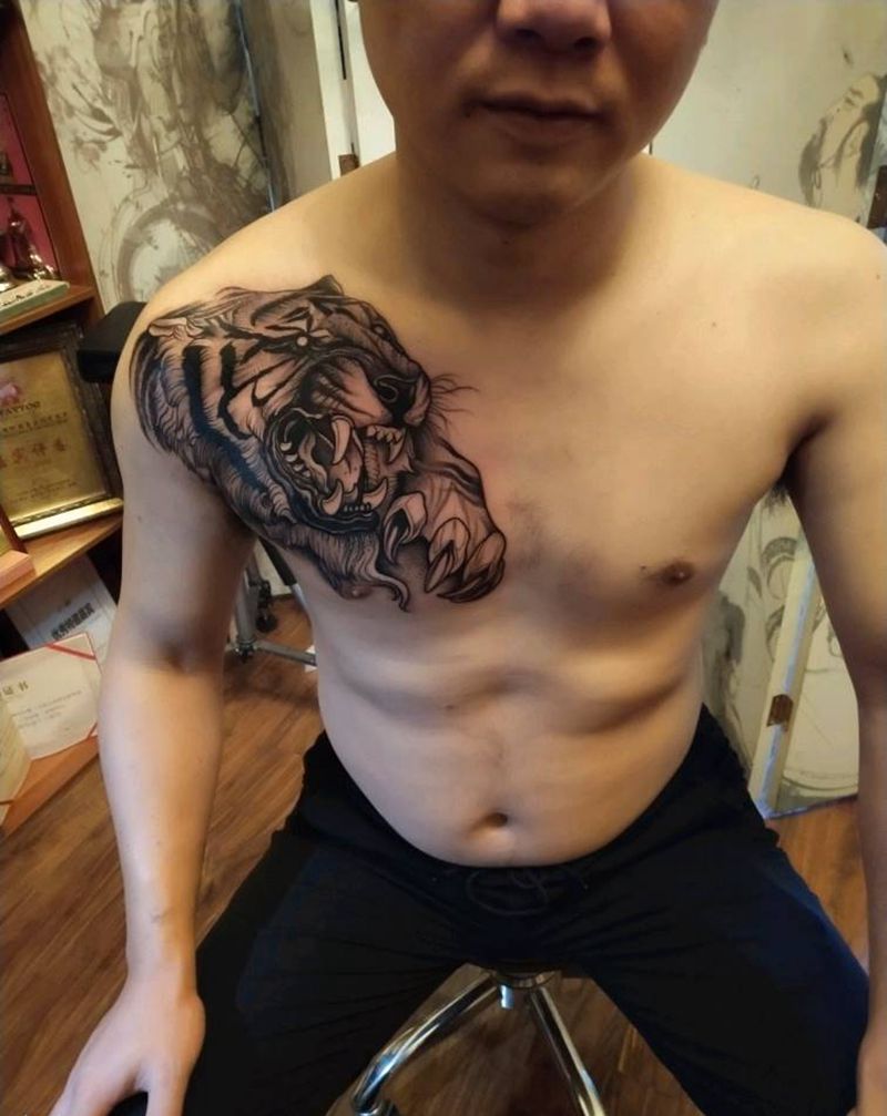 猛虎纹身图片_胸部新传统纹身图案
