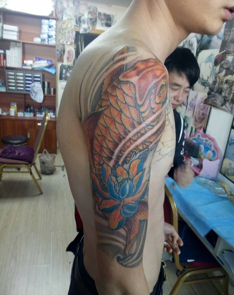 鲤鱼纹身图片_肩部传统动物成品纹身图案