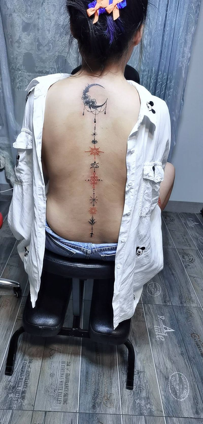 背纹身图片_背部点刺几何纹身图案