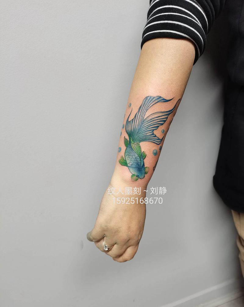 小彩鱼纹身图片_手臂水墨水彩纹身图案