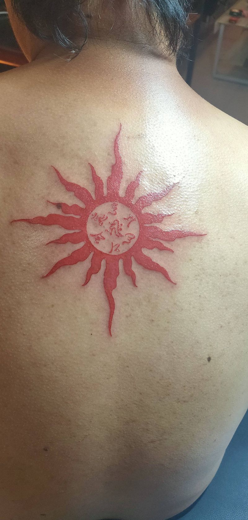 太阳纹身图片_背部纹身图案