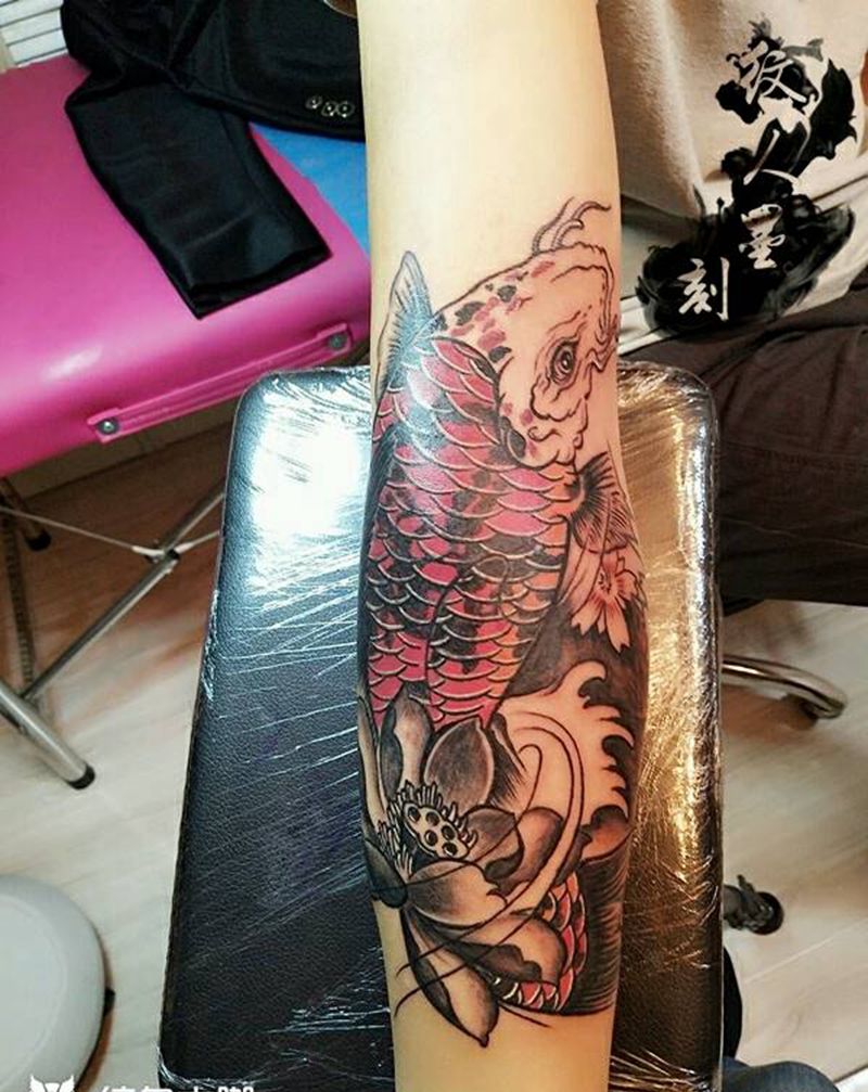 鲤鱼纹身图片_手臂传统动物遮盖昆明云南纹人墨刻成品纹身图案