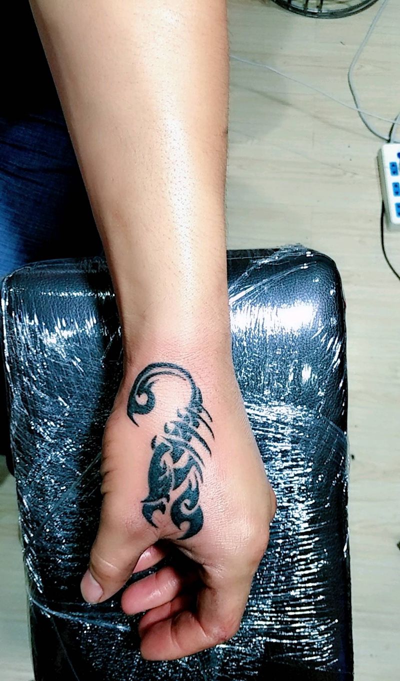 图腾  蝎子纹身图片_手部传统动物图腾原创成品纹身图案