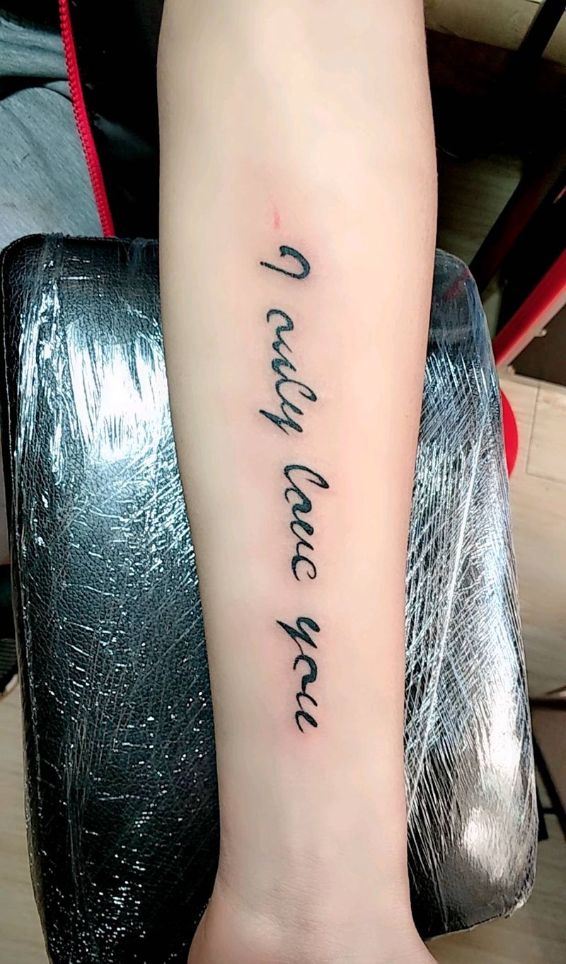 英文字母  心电图纹身图片_手臂新传统纹身图案