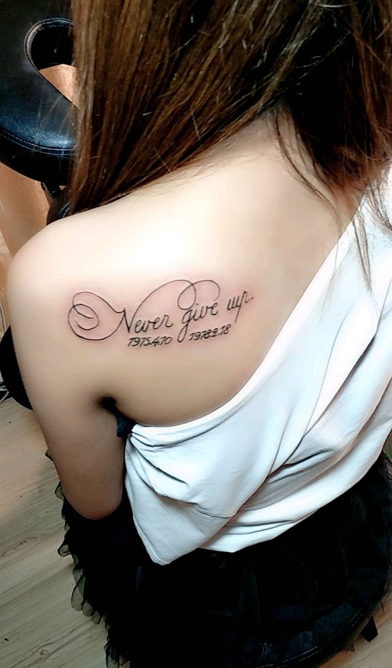 英文字体纹身图片_肩部新传统纹身图案