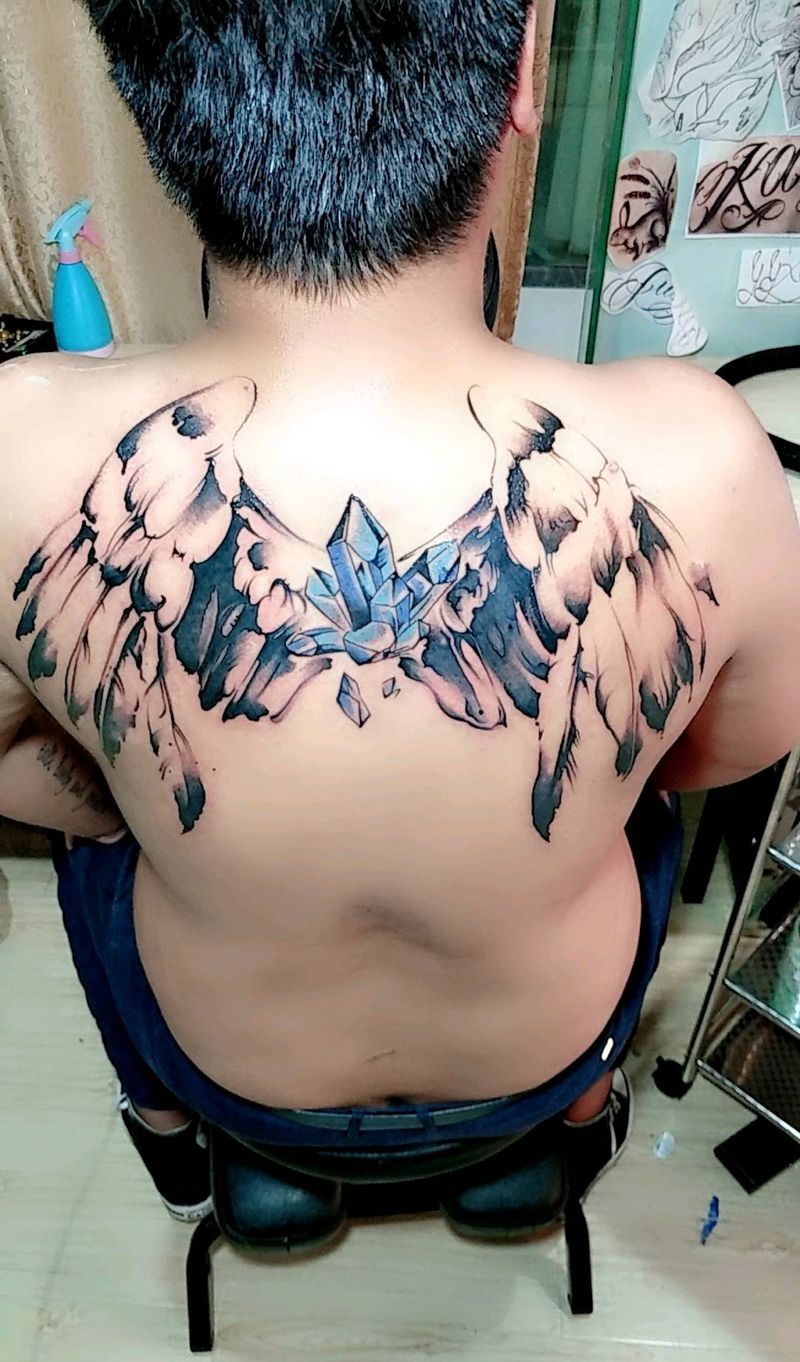 翅膀纹身图片_背部新传统纹身图案