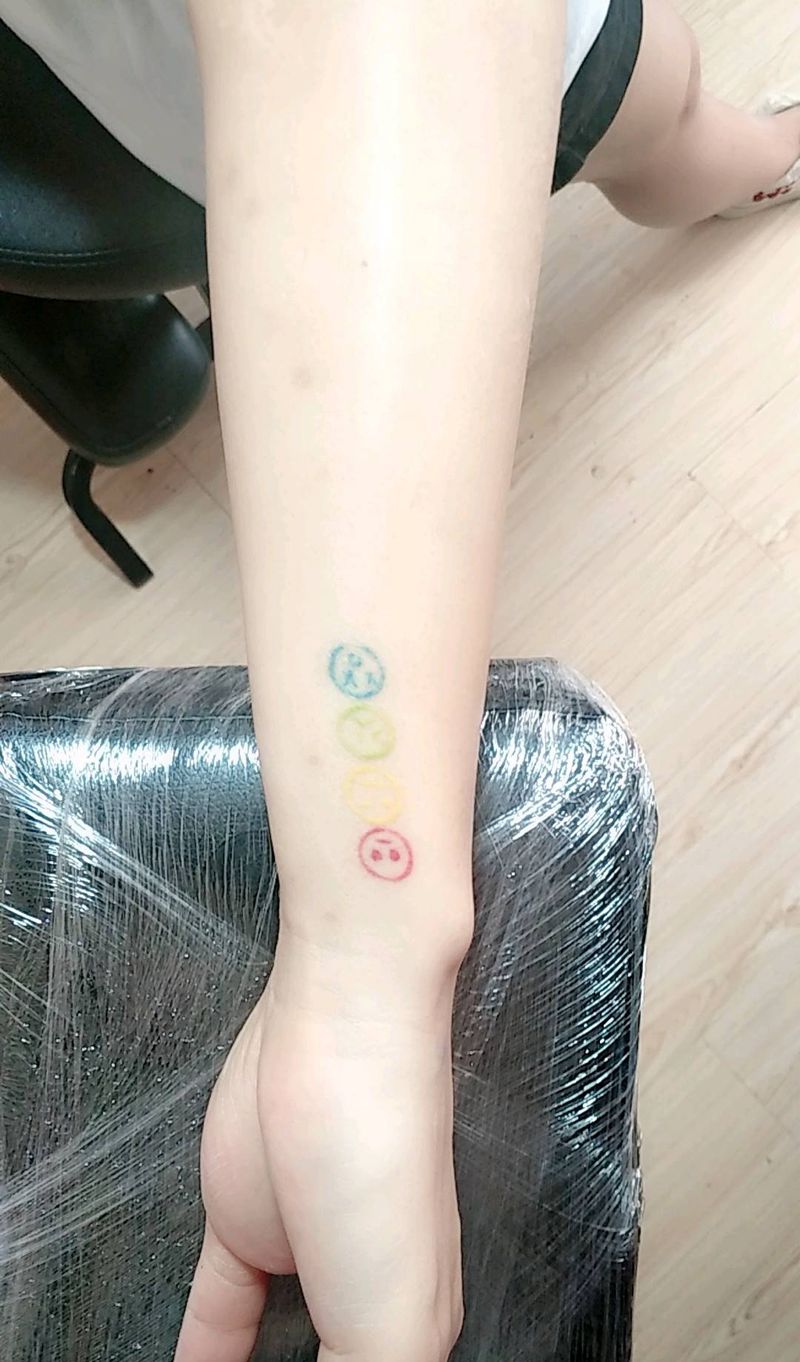 遮盖 笑脸纹身图片_手臂几何纹身图案