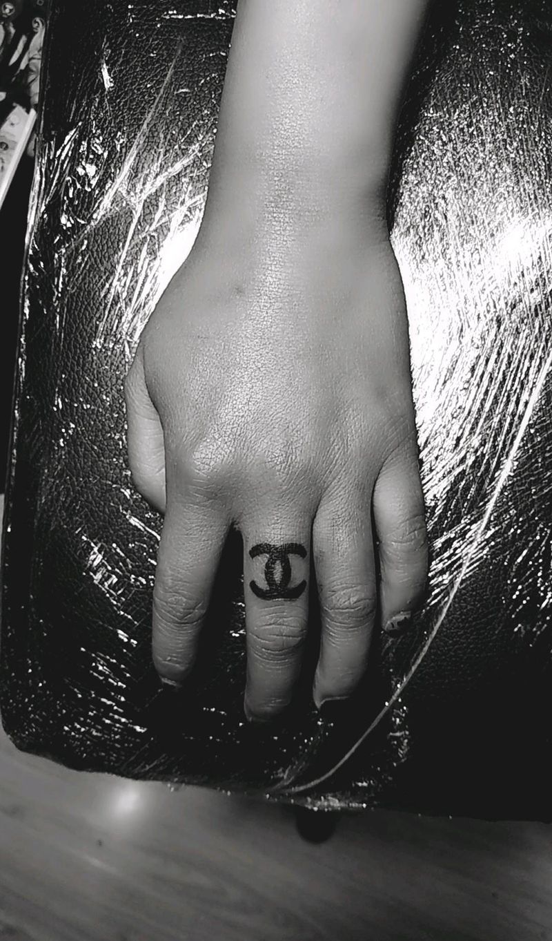 香奈儿纹身图片_手部图腾纹身图案