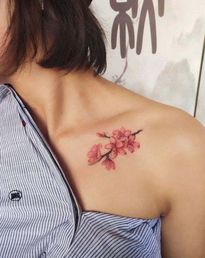 梅花纹身图片_胸部水彩纹身图案