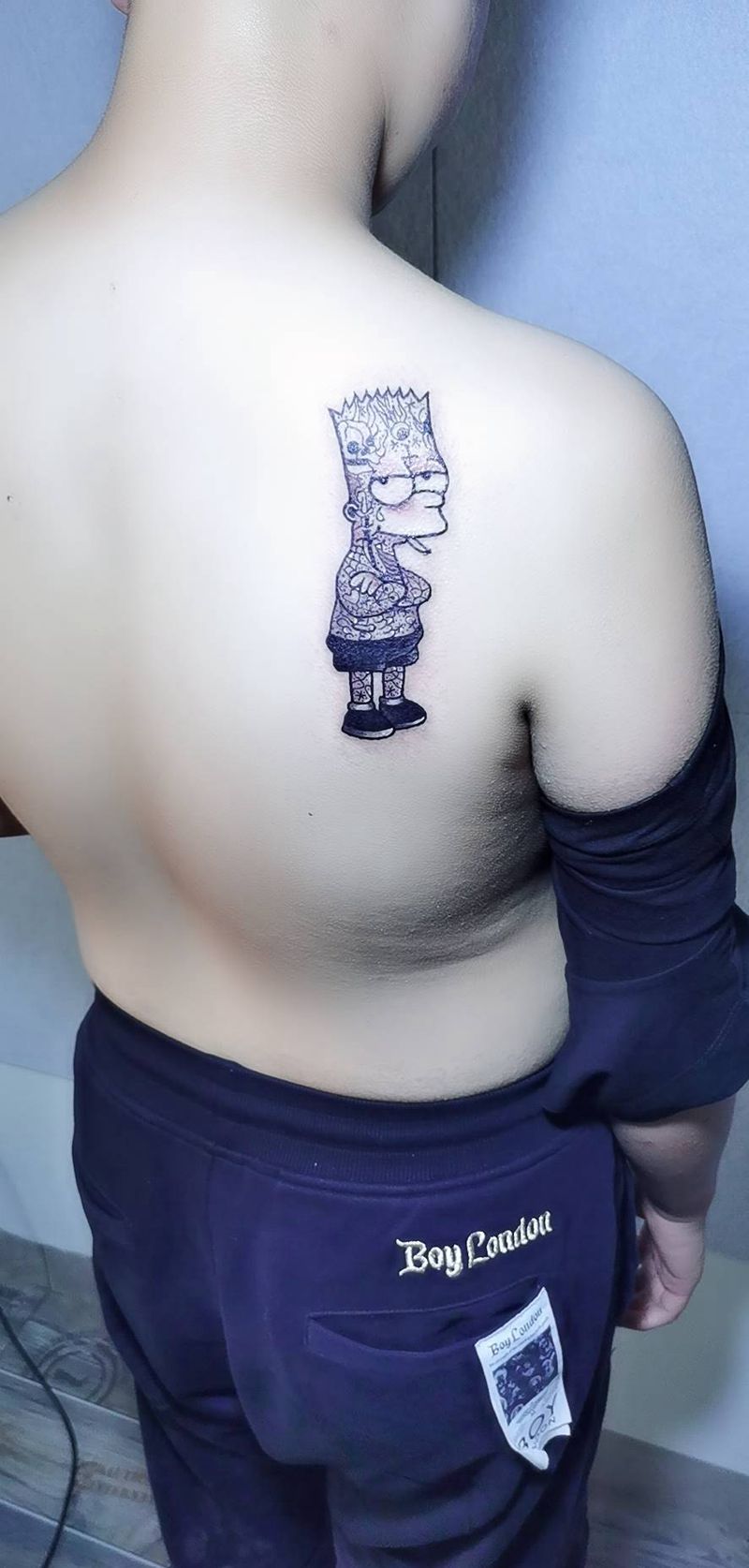 个性  辛普森纹身图片_背部点刺纹身图案