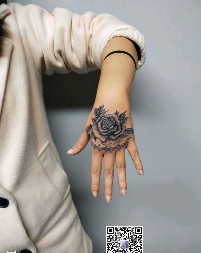 玫瑰纹身图片_手部新传统黑灰纹身图案