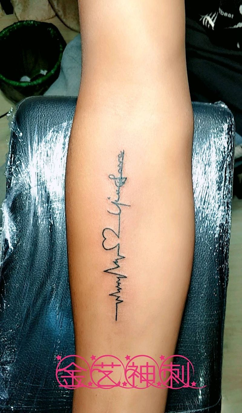 心电图  加英文字母纹身图片_手臂清新字符原创成品纹身图案