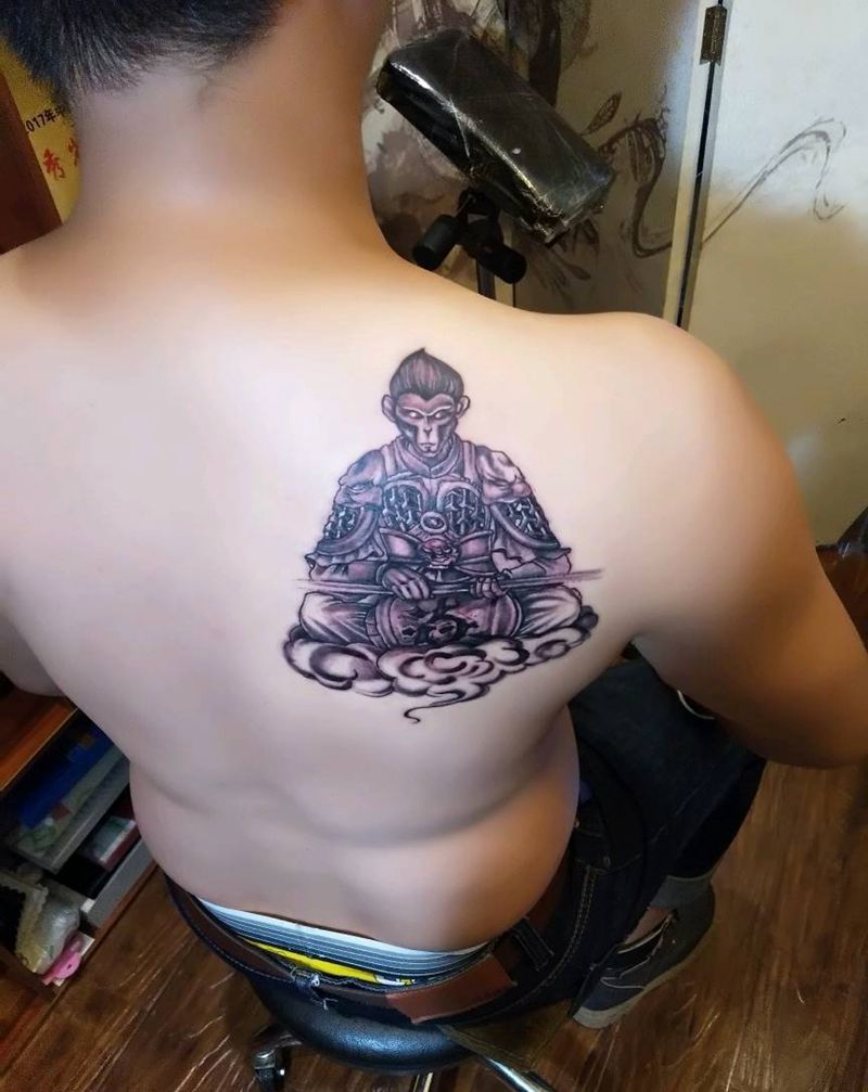 沉思的悟空纹身图片_背部传统人物昆明云南纹人墨刻成品纹身图案