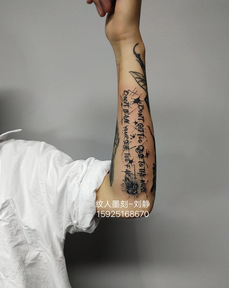 乱麻麻字体纹身图片_手臂水墨几何纹身图案