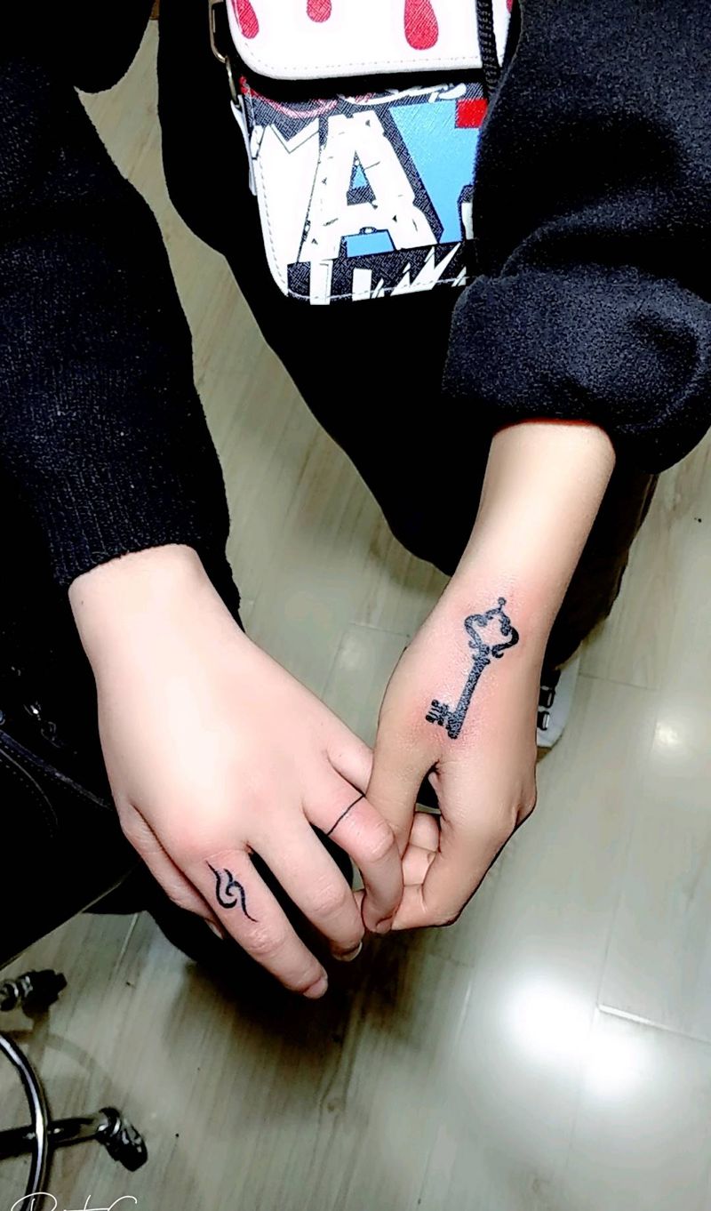 小清新纹身图片_手部图腾点刺纹身图案