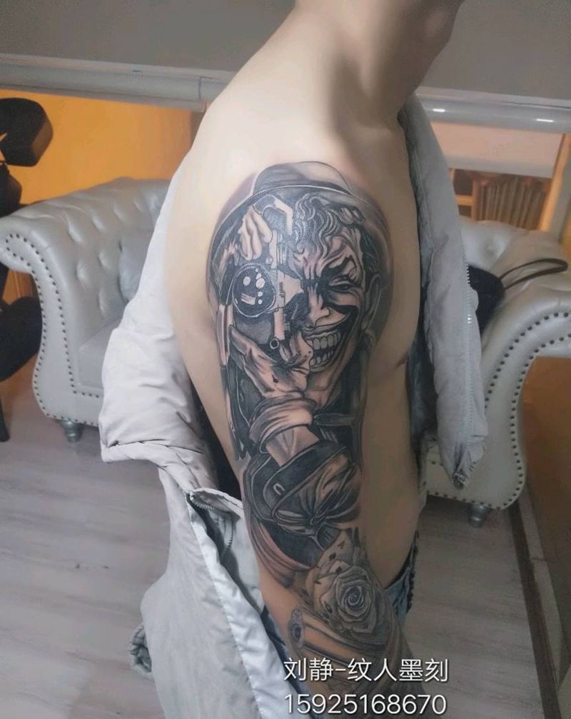 小丑纹身图片_手臂手部欧美人物昆明云南纹人墨刻成品纹身图案