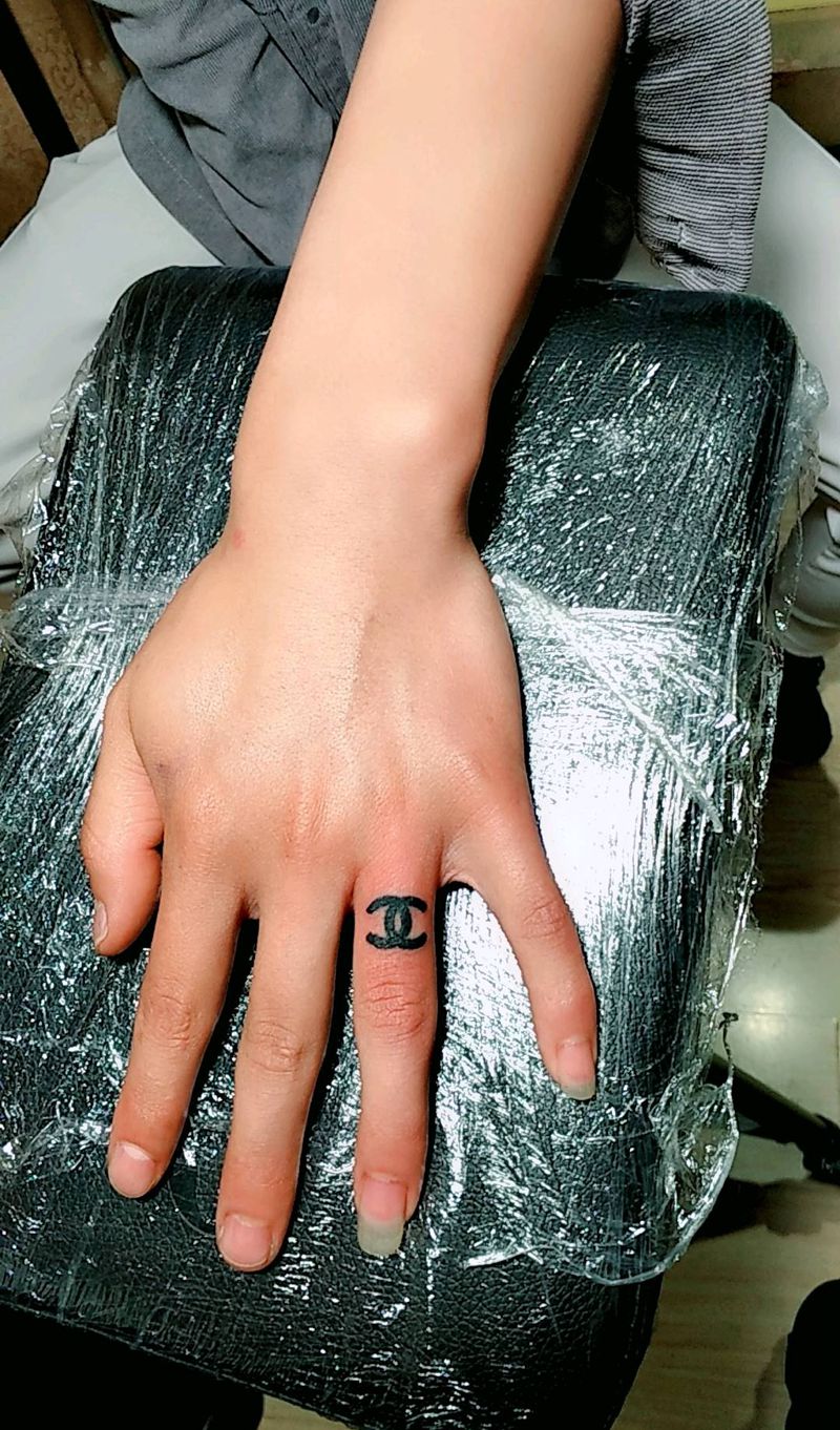 香奈儿纹身图片_手部清新原创成品纹身图案