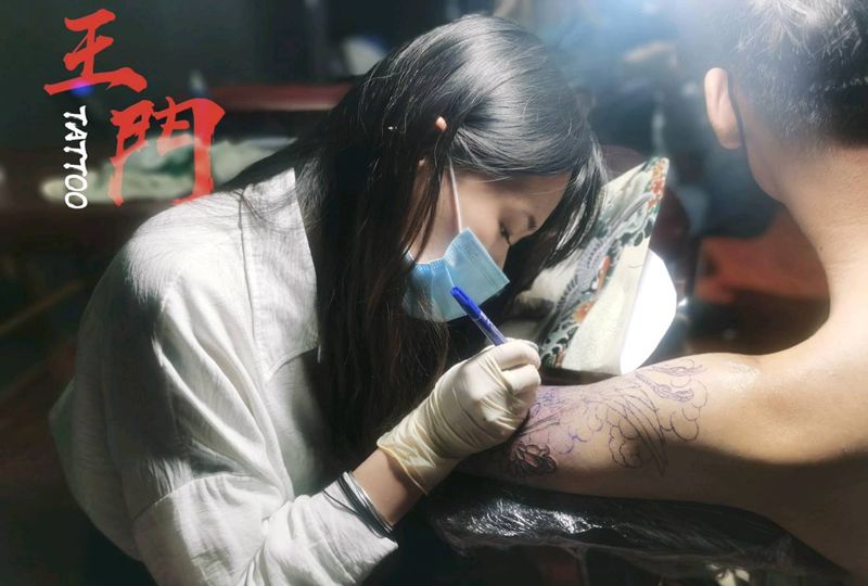 店内日常纹身图片_肩部老传统纹身图案