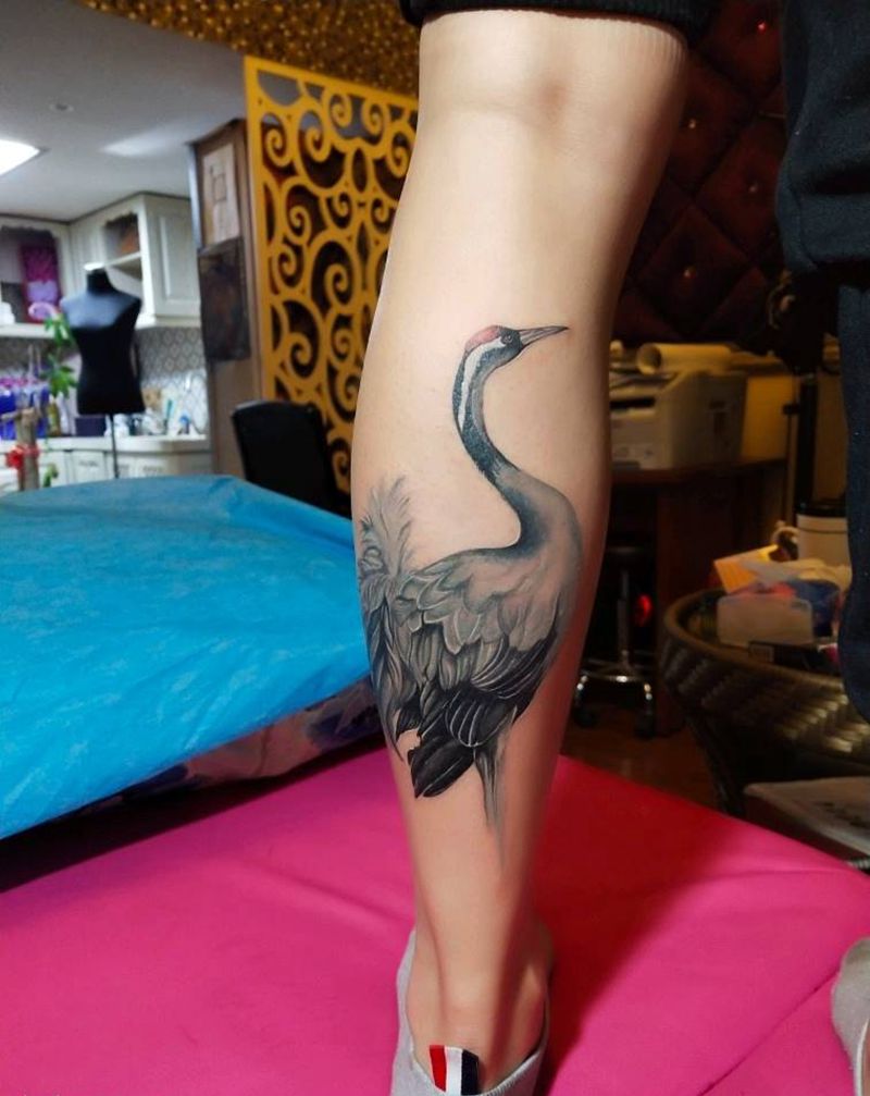 鹤纹身图片_腿部水墨纹身图案